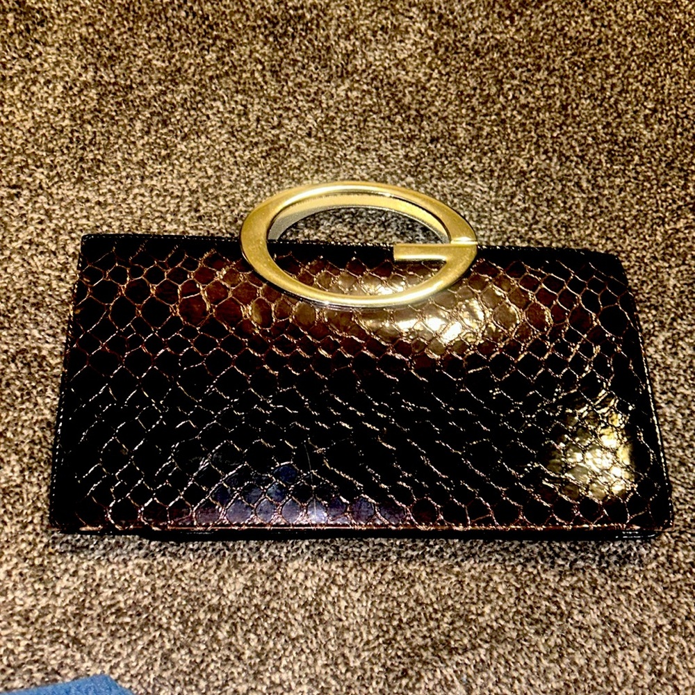 Sleek hard handle style clutch